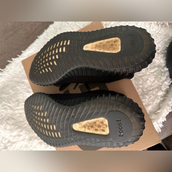 !!SOLD!!Adidas Yeezy Boost 350 V2 CBlack/CBlack/Red - Picture 8 of 9